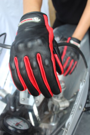 Motorcycle racing gloves – Look smart when you ride hard