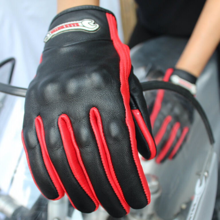 Read more about the article MC gloves in black’n red leather – Protect your hands in style